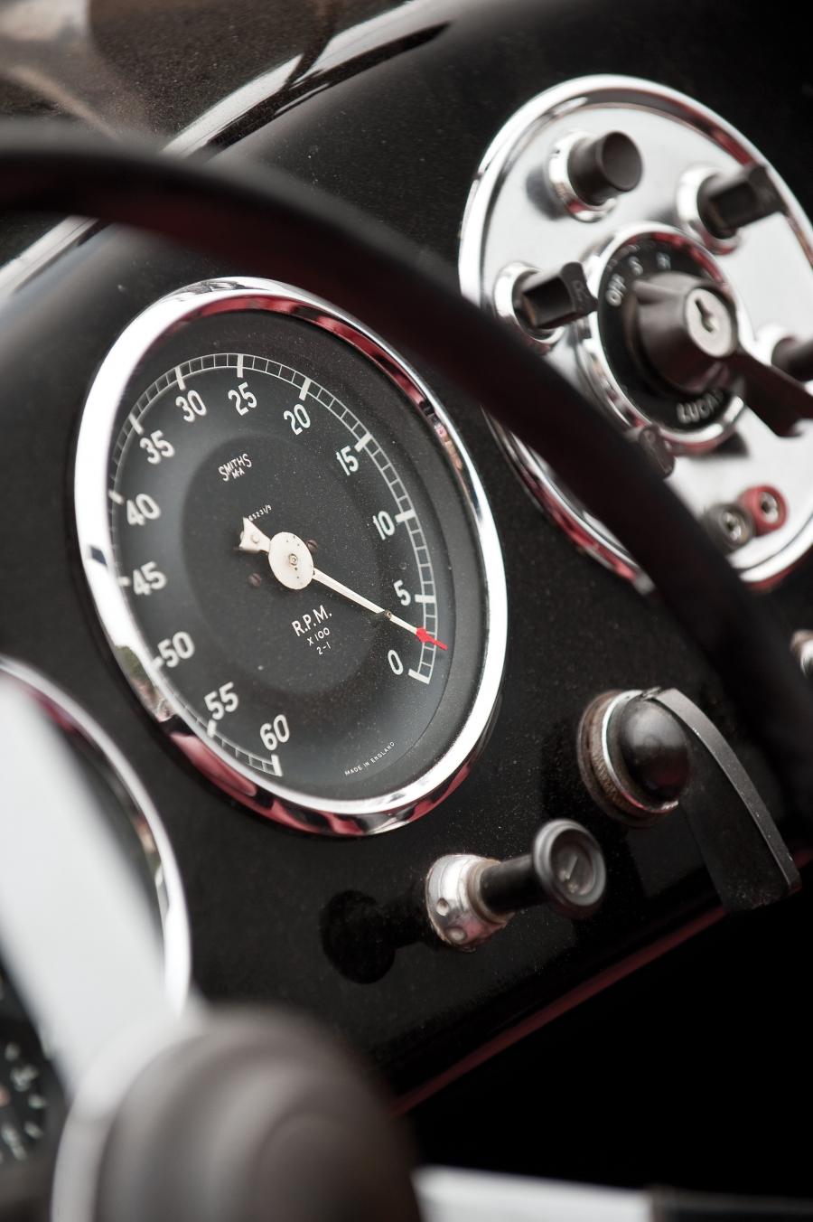 Панель приборов Aston Martin DB2/4 Bertone Spider (LML/507) 1953 года  (фото 3 из 30)